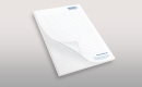 Schrijfbloks A4 gedrukt in 1 PMS-kleur op 90 grams wit houtvrij offset. Met 50 vel geplakt op een grijsbord onderbord.